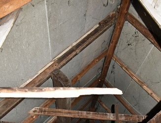 <p>De kap bevat veel hergebruikt materiaal. Zo is links op de foto een geprofileerde balk als dakspoor toegepast. </p>
